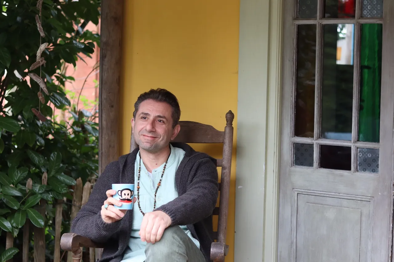 Donatello Ferlante trinkt eine Tasse Tee